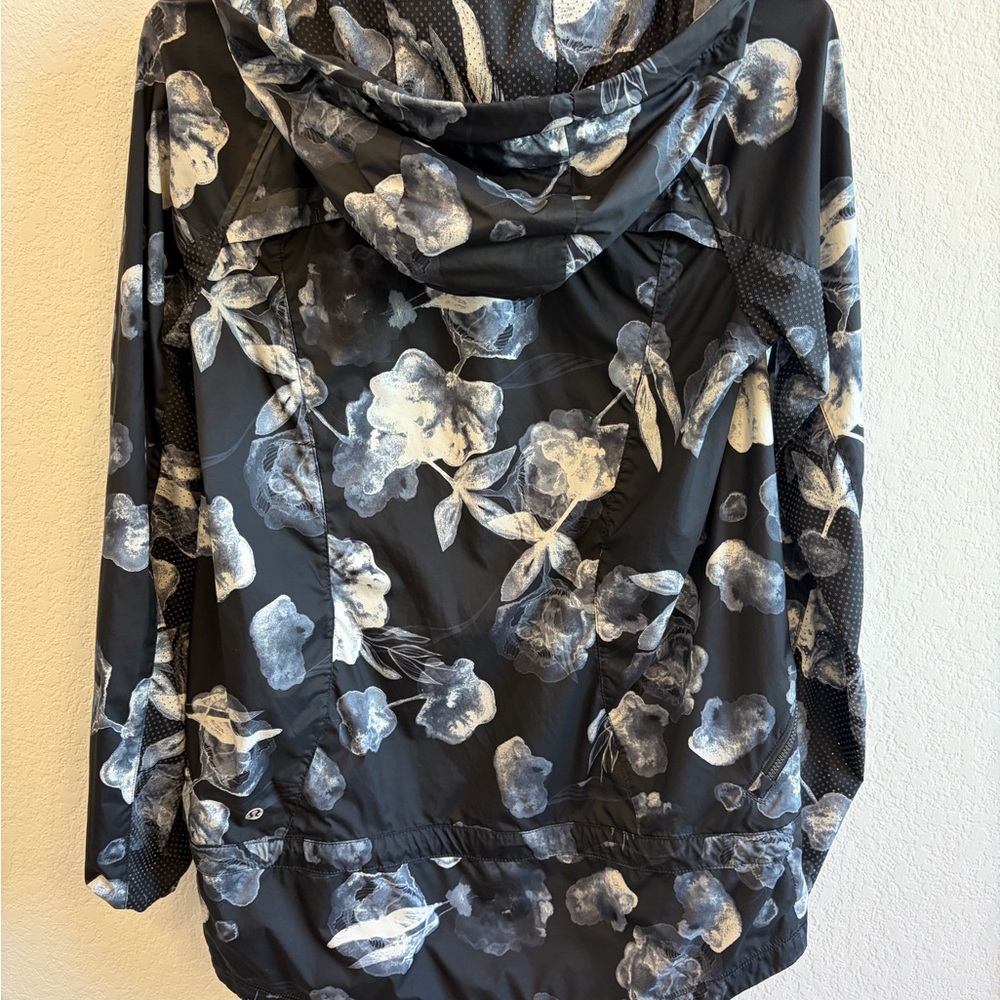 Lululemon Floral Black and White Women's Jacket - Picture 7 of 10